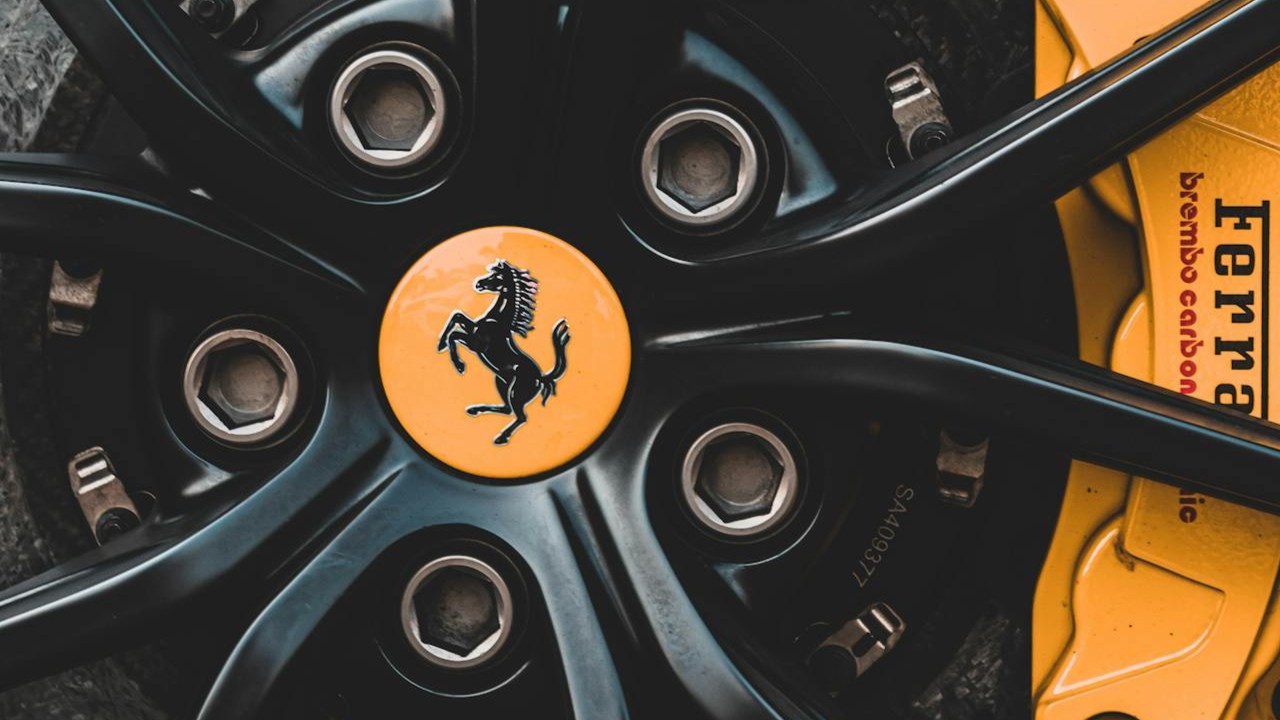 Detail van sportvelg en remklauw van exclusieve sportauto bij exclusieve auto verzekeren